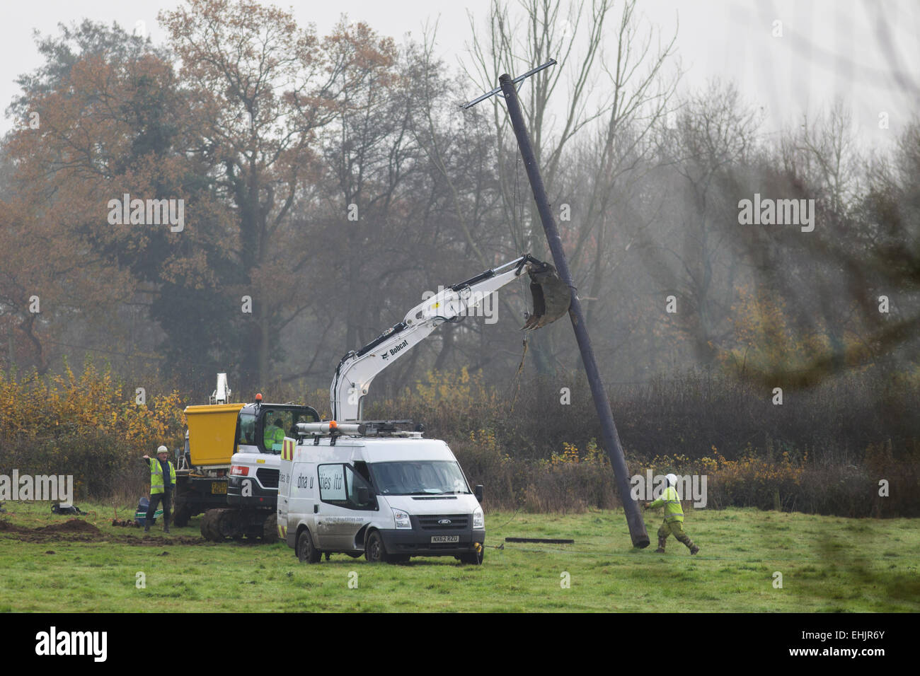 Strom macht Linie Wartung in Surrey, Großbritannien Stockfoto