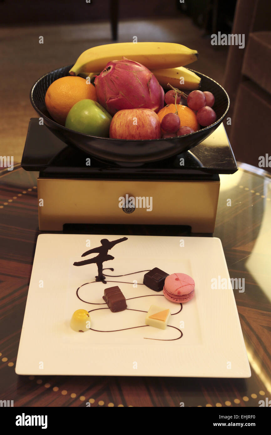 Desserts und Obst im Zimmer des Fairmont Peace Hotel in Shanghai, China Stockfoto