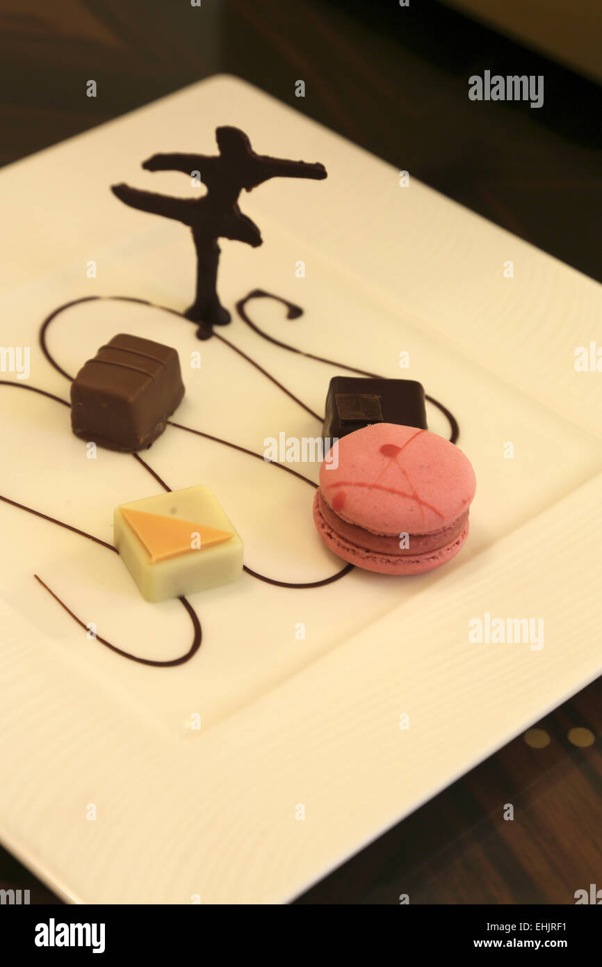 Ein Teller mit Schokolade und Marcaron im Zimmer des Fairmont Peace Hotel Shanghai Chian Stockfoto