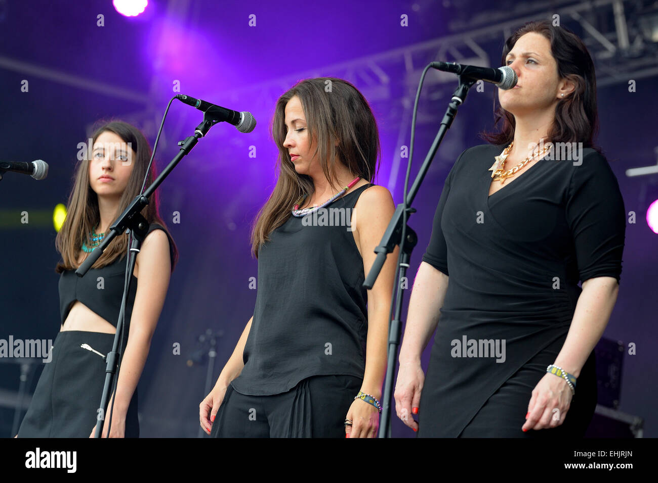 BENICASSIM, Spanien - Juli 19: Frauen im Chor der Skizophonic (Band) führt bei FIB Festival. Stockfoto