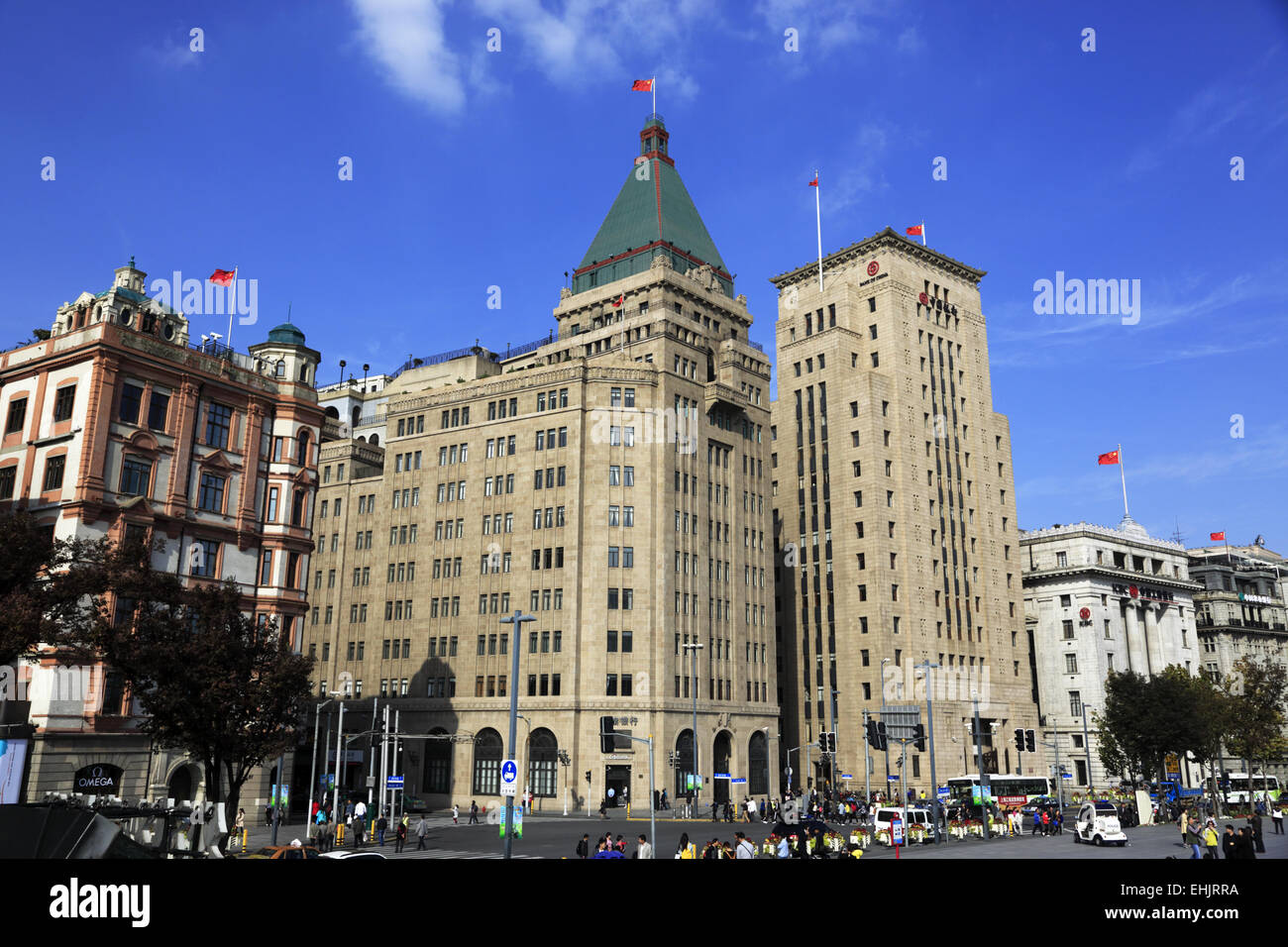 Aussicht auf den Bund mit dem Fairmont Peace Hotel und die alten Gebäude der Bank of China, Shanghai, China Stockfoto
