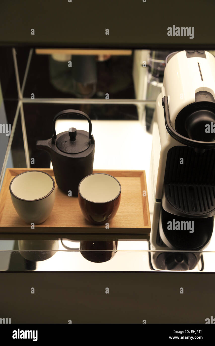 Tee-Set und Espresso-Maschine im Zimmer in Andaz Toranomon Hills Hotel in Tokio, Tokio, Japan Stockfoto