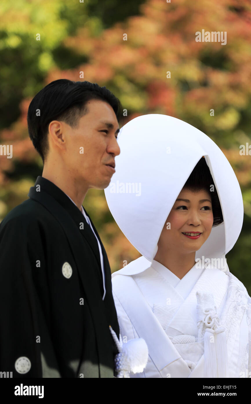 Ein japanisches Ehepaar in traditionellen japanischen Hochzeit Kimono posiert für die Kamera in Yasaka-Jinjia Schrein, Gion, Kyoto, Japan Stockfoto