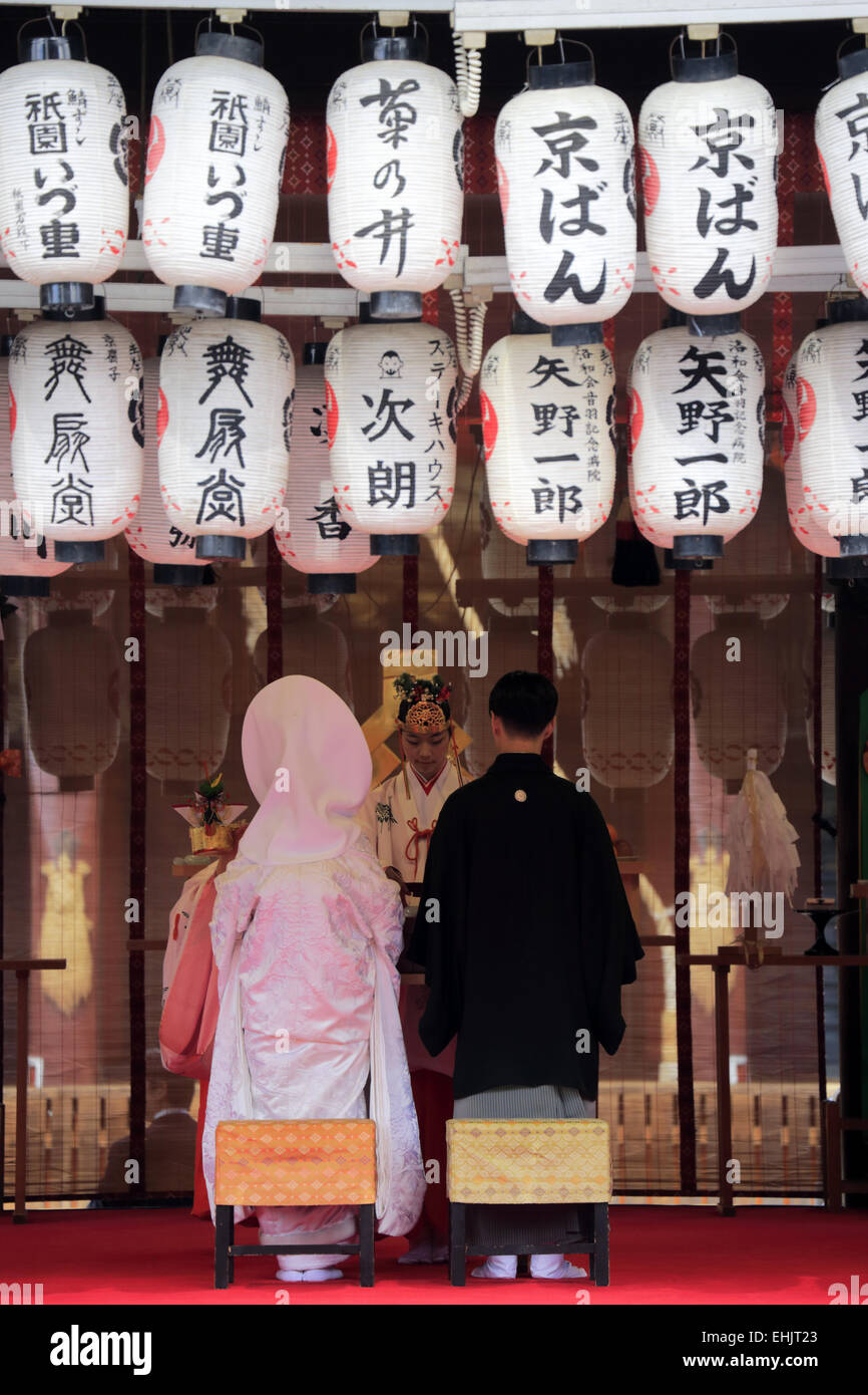Eine Braut und Bräutigam in traditionelle japanische Hochzeit kimono in einem Shinto Zeremonie. Yasaka-Jinjia Schrein. Gion, Kyoto Japan Stockfoto