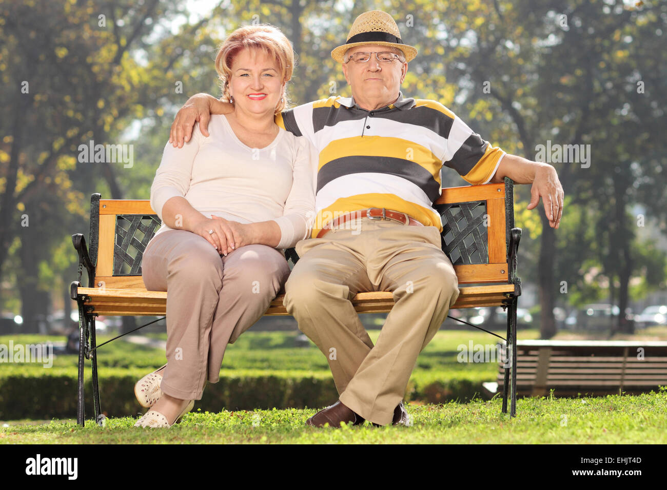 Älteres paar entspannte in einem Park am schönen sonnigen Tag Stockfoto