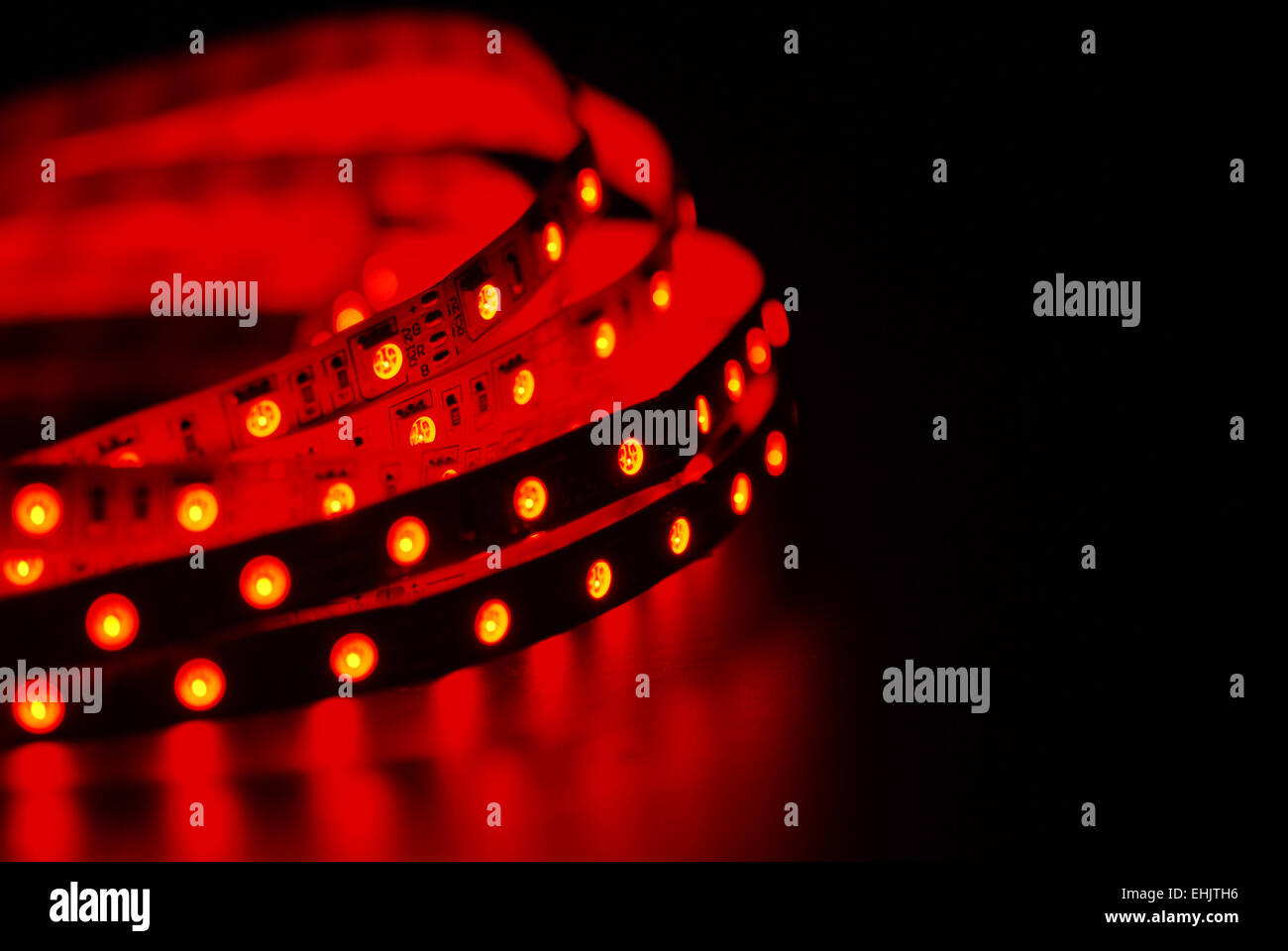 LED rot Streifen schwarzen Hintergrund Stockfotografie - Alamy