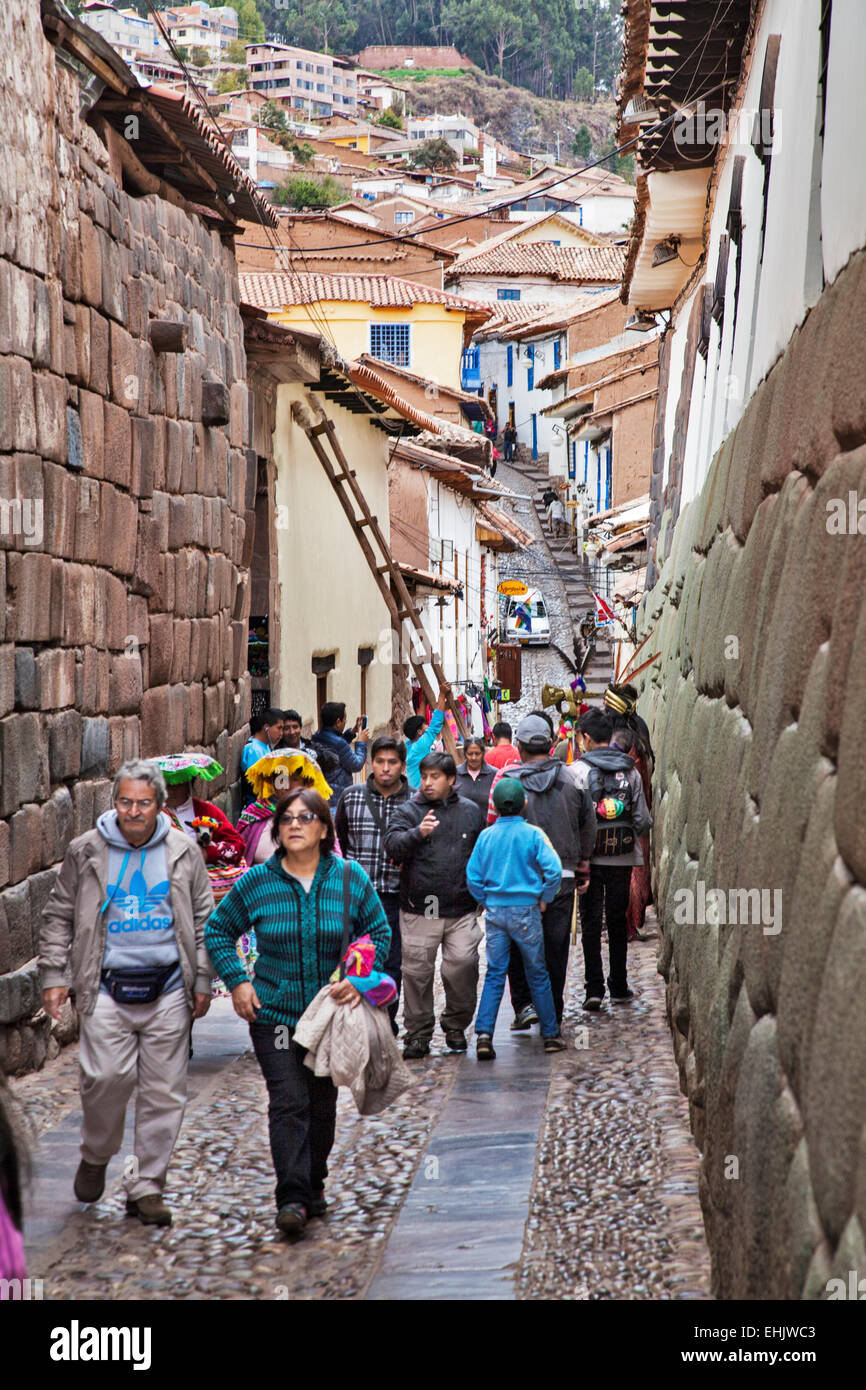 Die Straßen und Plätze von Cuzco, Peru, sind gefüllt mit bunten Resten der komplizierten und komplexen Geschichte der Stadt. Stockfoto