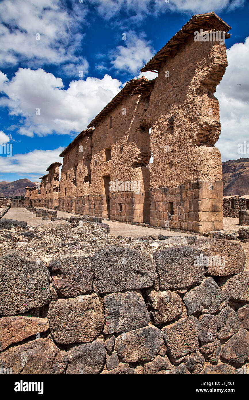 Das Dorf Racchi, auf der Straße zwischen Cuzco und Puno, beherbergt das Namensvetter Racchi Ruinen, Überrest eines Inka-Tempels. Stockfoto