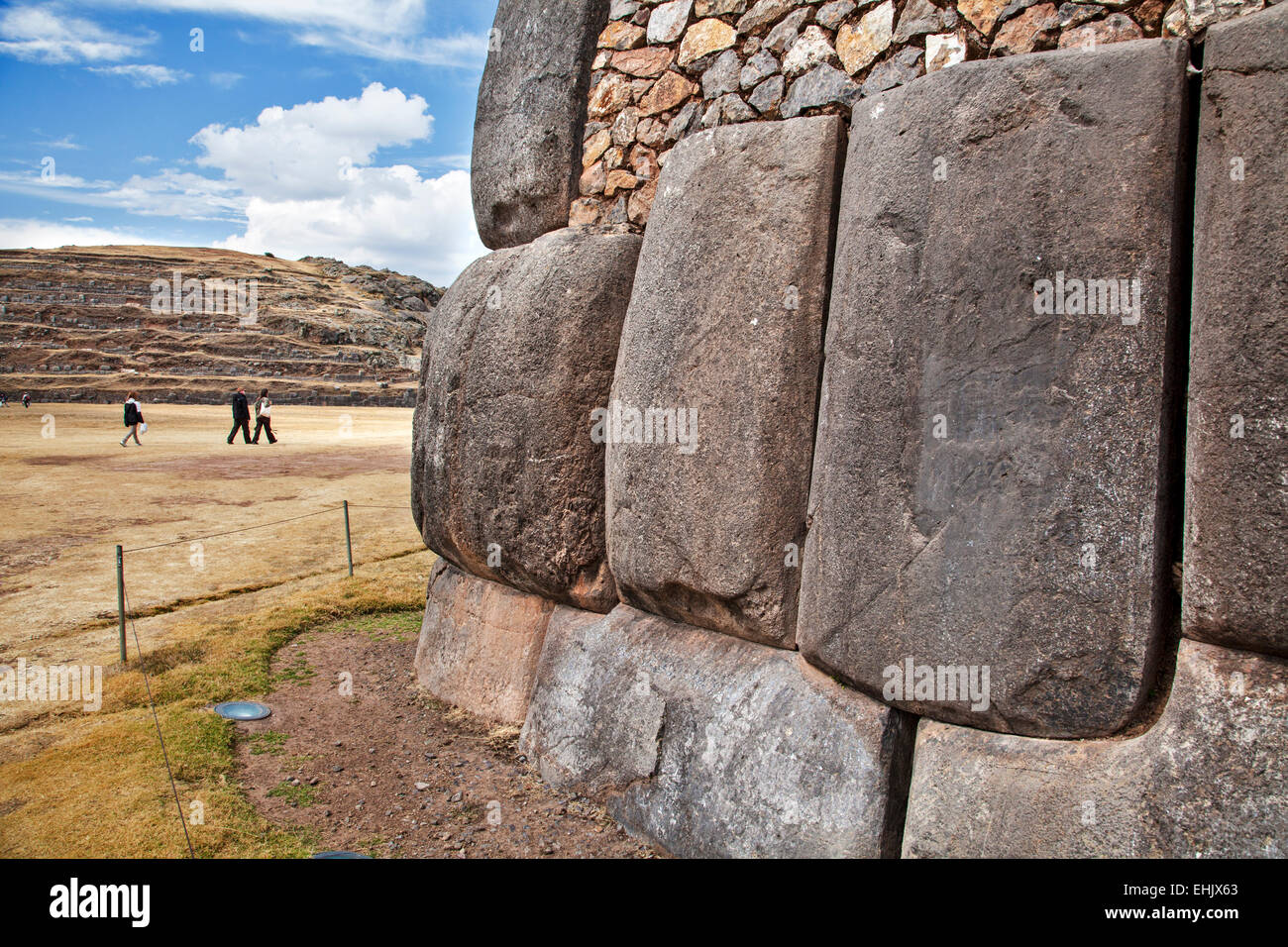 Sacsayhuamán ist eine beeindruckende Inka Ruine in der Nähe der Stadt Cuzco, die einige der größten Inka Steine in Peru enthält. Stockfoto