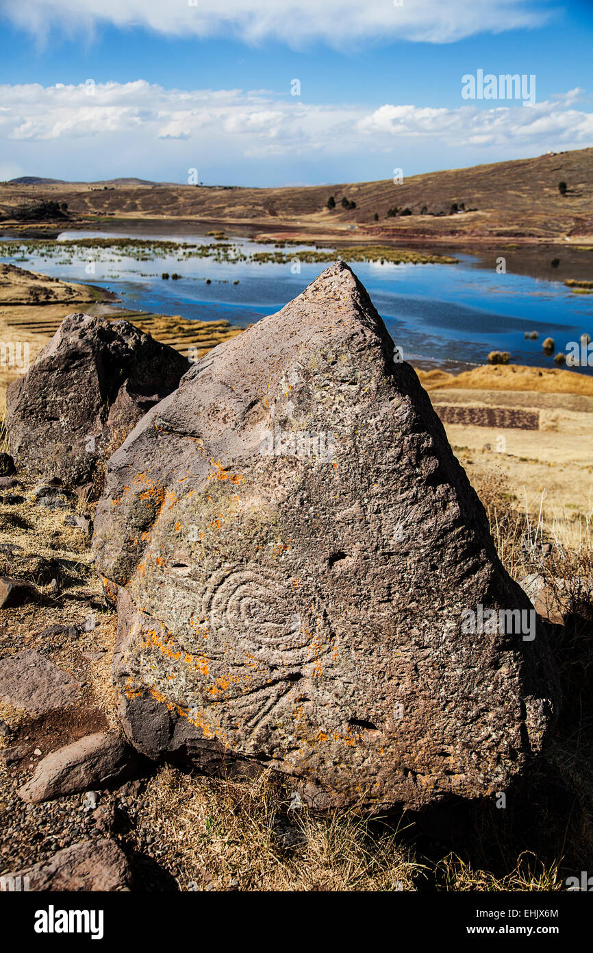 Ein paar Meilen von Puno ist die Sillustani Inka archäologische Stätte mit großen Inka Stein Bestattung erhebt sich bis zu 35 Fuß hoch. Stockfoto