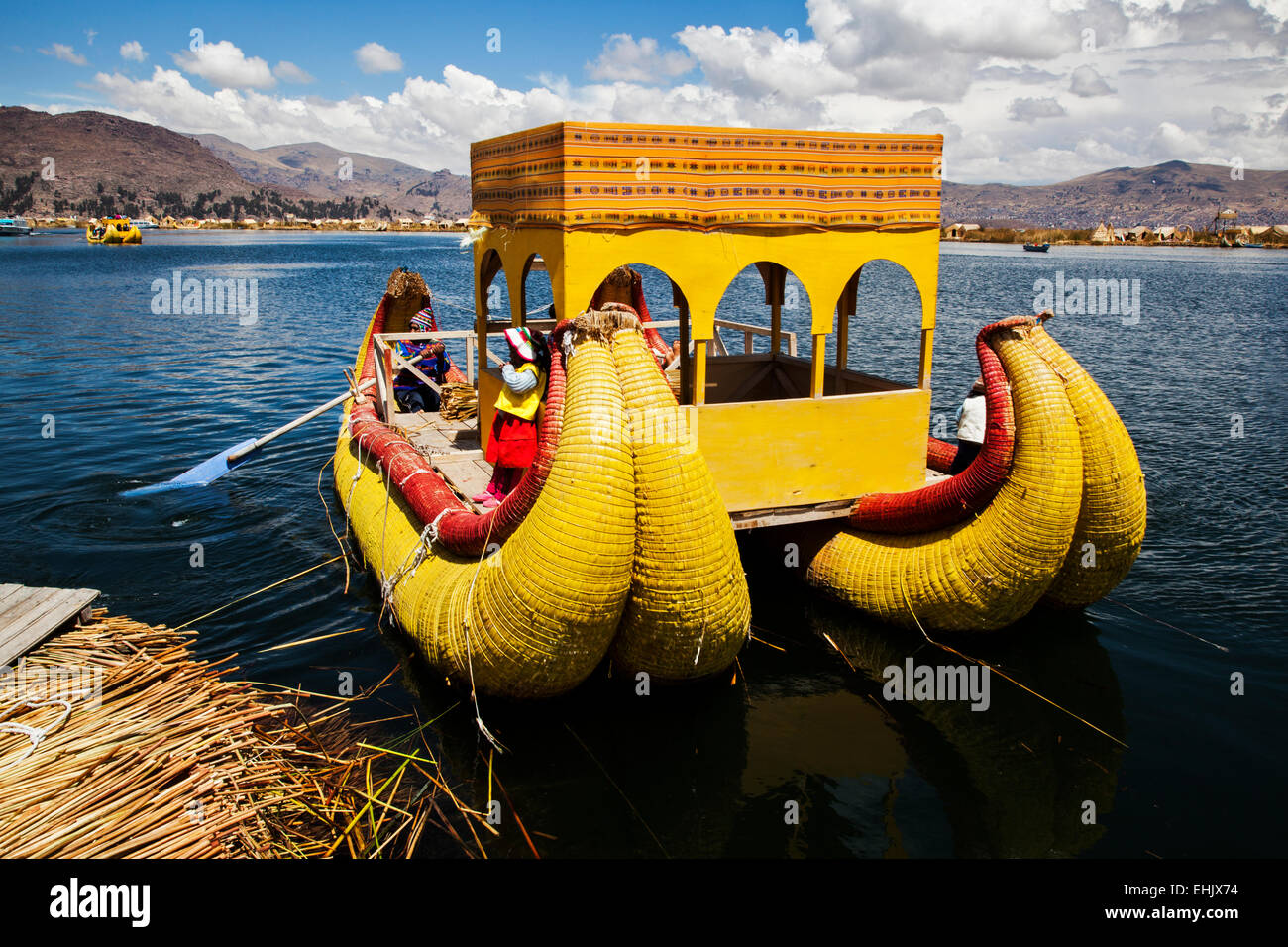 In der Nähe der Stadt Puno am Ufer des Titicaca sehen die Besucher den Uros Inseln und die Dorfbewohner, die dort leben. Stockfoto