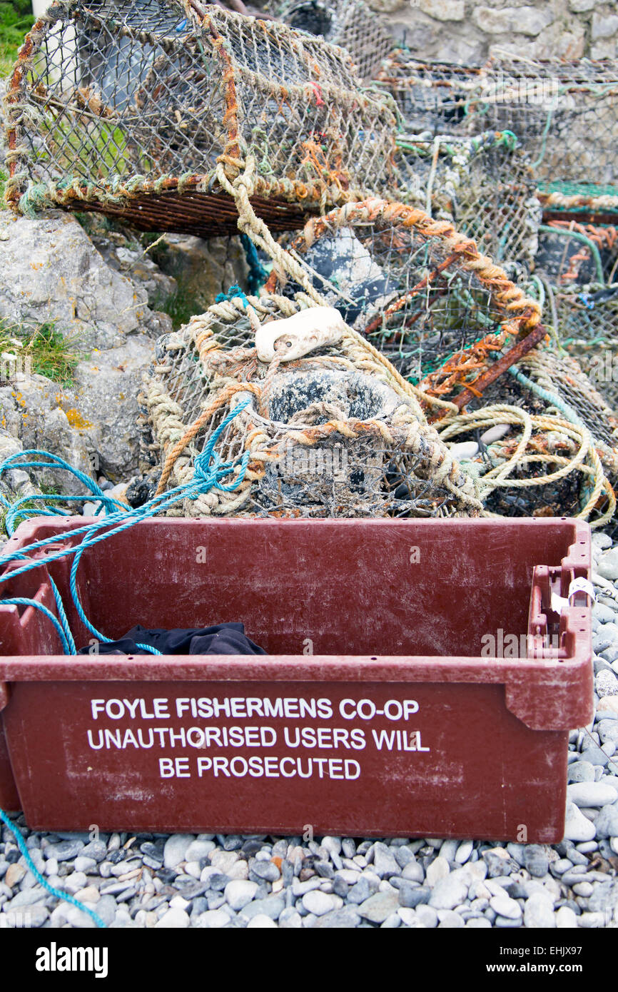 Lobsterpots am Strand Moelfre Anglesey wales Stockfoto