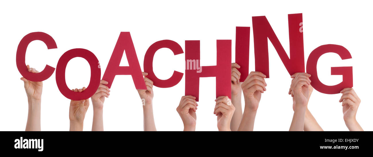 Viele kaukasische Menschen und Händen mit roten Buchstaben oder Zeichen Gebäude der isolierten englische Wort Coaching auf weißen Zeitmessung Stockfoto