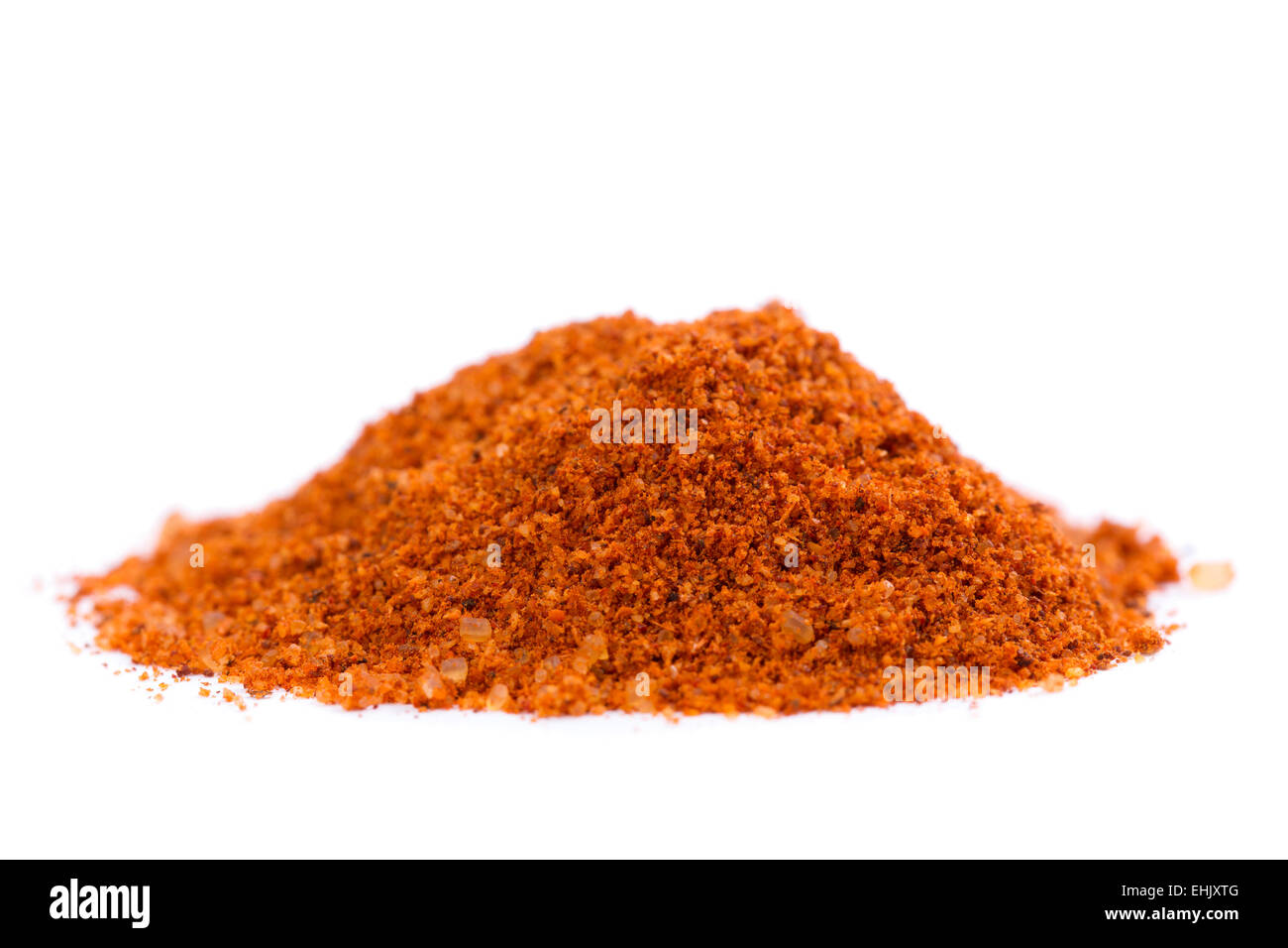 Ein Haufen rohes Bio indische Tandorri Gewürz auf weißem Hintergrund. Stockfoto