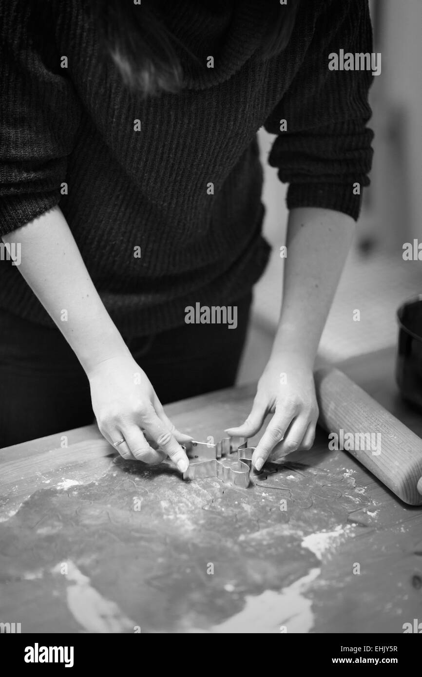 Frau machen Ingwer Brot für Weihnachten. Natürliche Farben. Wirklichen Leben Stockfoto