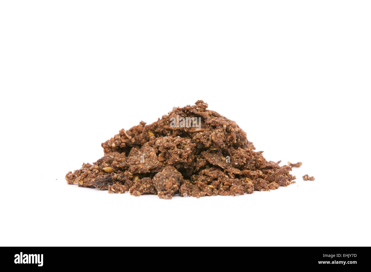 Seitenansicht von einem Haufen von organischen Kakao Knuspermüesli auf weißem Hintergrund. Superfood. Stockfoto