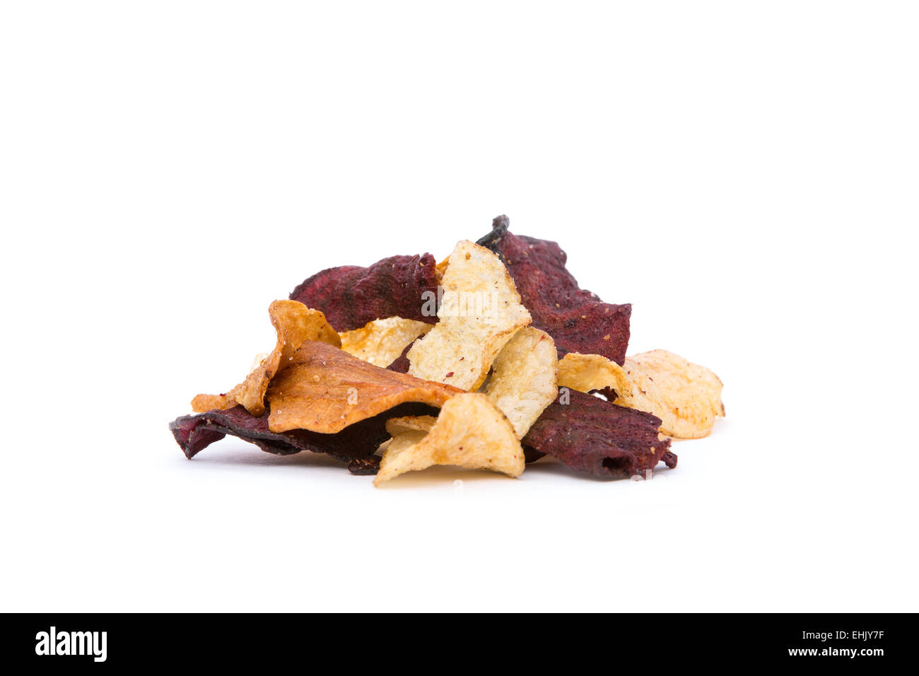 Seitenansicht des Bio Wurzel-Gemüse-Chips auf weißem Hintergrund. Stockfoto