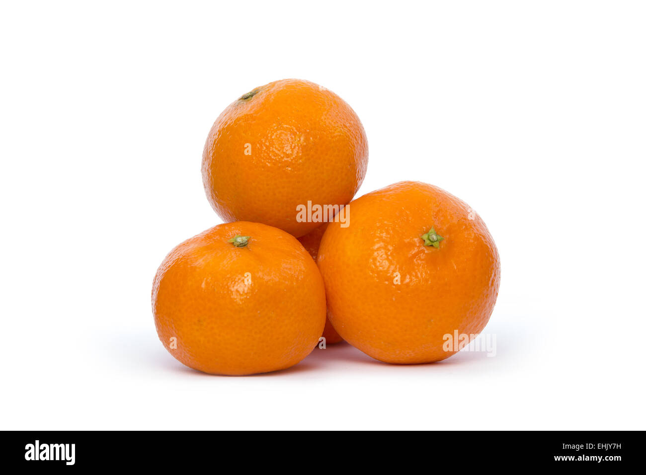 Frische Bio-Clementinen auf weißem Hintergrund. Stockfoto