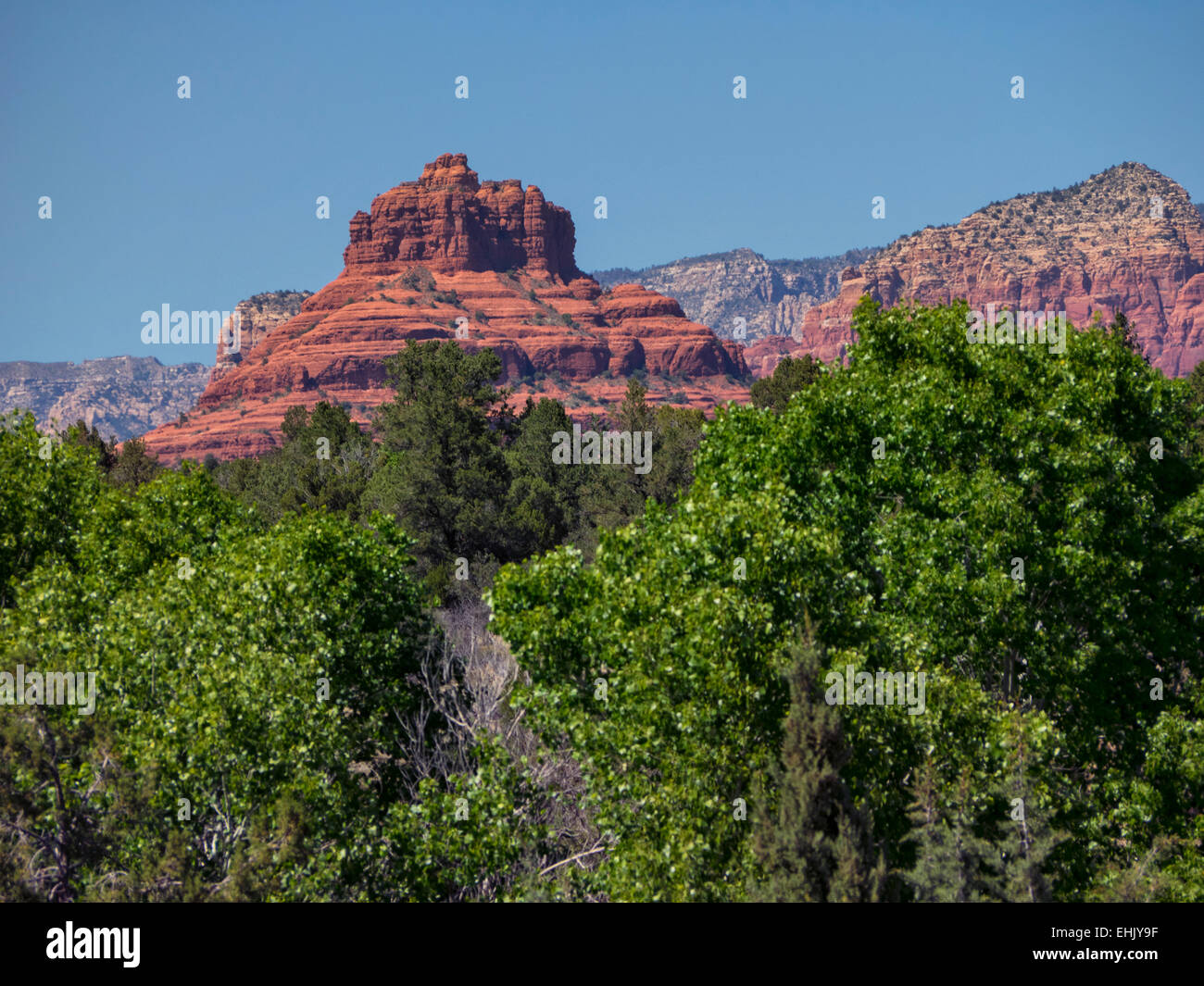 Ansicht des Buttes roten Felsen und Bäume mit Fokus auf Bell Rock, Sedona, Arizona, USA, Mai 2014 zu fegen. Stockfoto