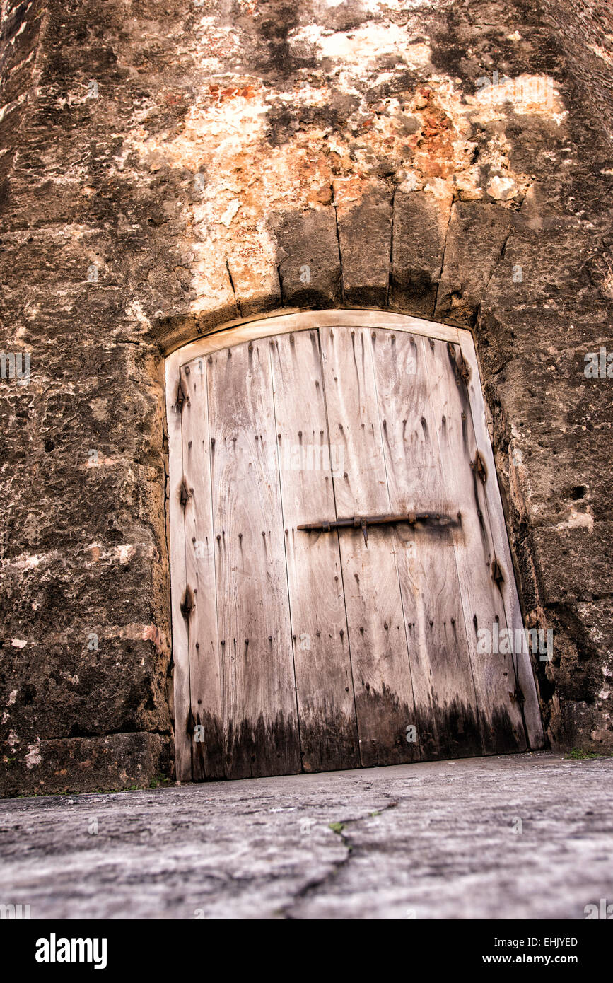 Alten gruseligen Schloss Dungeon Tür und Wand Stockfoto