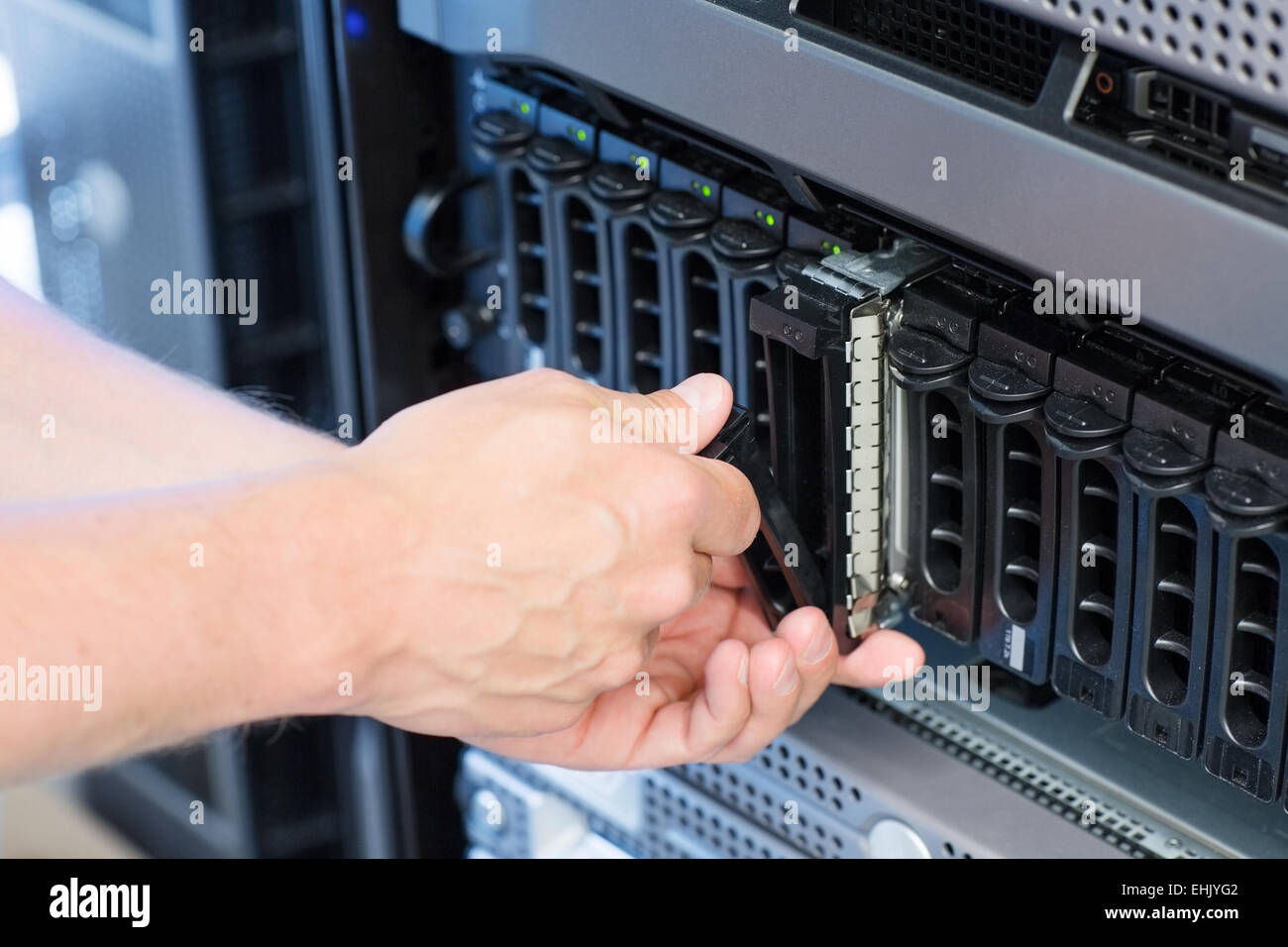 IT-Ingenieur / Techniker arbeiten in einem Rechenzentrum. Festplatte Gehäuse und Servern. Stockfoto