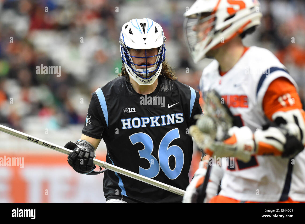 Syracuse, New York, USA. 14. März 2015. Johns Hopkins Blue Jays Verteidiger Nikhon Schuler (36) verteidigt Syracuse Orange Attackman Dylan Donahue (17) während einer NCAA Männer Lacrosse Spiel zwischen der Johns Hopkins Blue Jays und Syracuse Orange an den Carrier Dome in Syracuse, New York. Syrakus besiegt Johns Hopkins 13-10. Rich Barnes/CSM/Alamy Live-Nachrichten Stockfoto