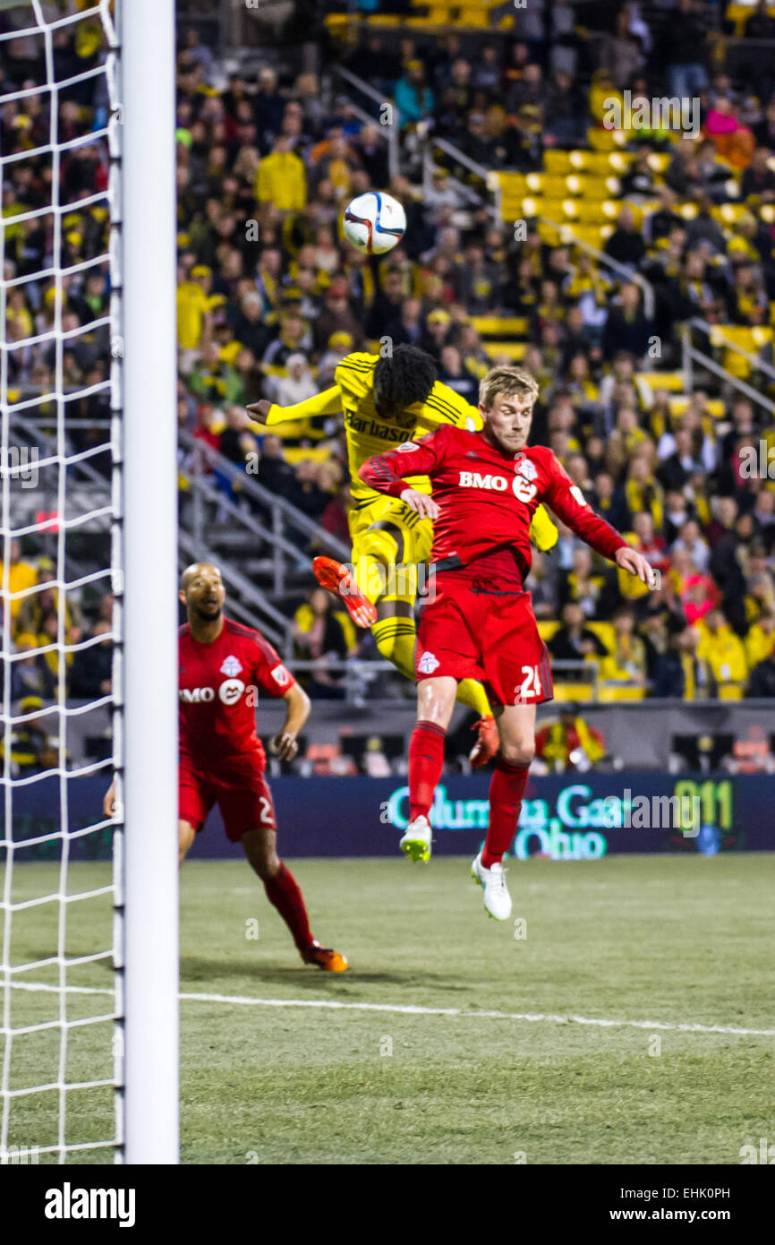 Toronto FC-Verteidiger Damien Perquis (24) versucht, den Ball während des Spiels zwischen Toronto FC und SC Columbus Crew Stadium MAPFRE in Columbus OH Kopf. am 14. März 2015. Foto: Dorn Byg/CSM Stockfoto
