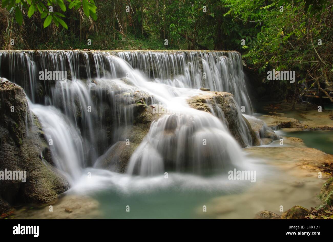 Kuang Si fällt - eine Reihe von Wasserfällen, Kaskaden und Azure grüner Kalkstein bündelt südwestlich von Luang Prabang, Laos. Stockfoto