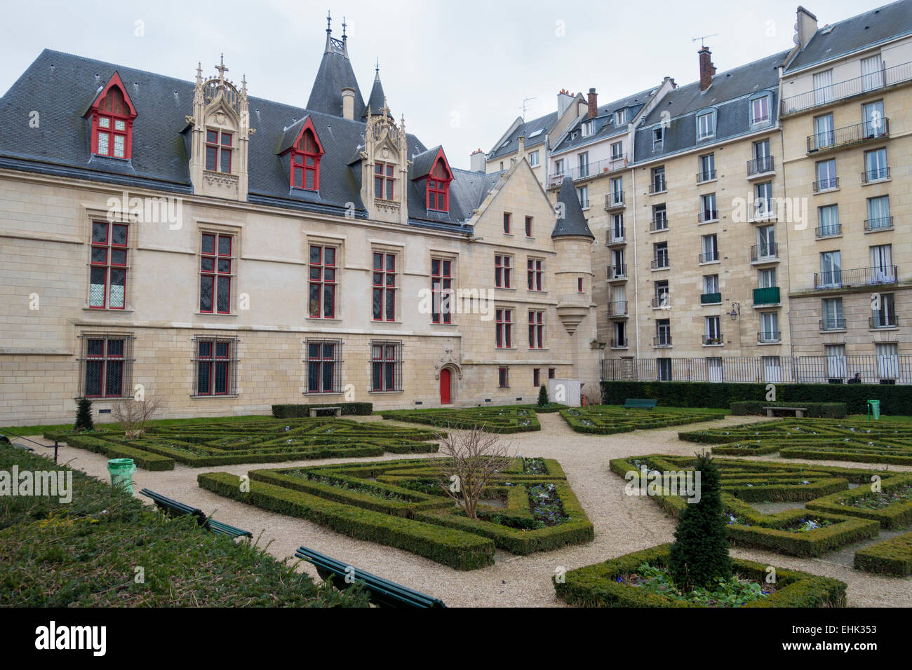 Jardin de l'Hôtel de Sens und Bibliothèque Forney, Paris, Frankreich Stockfoto