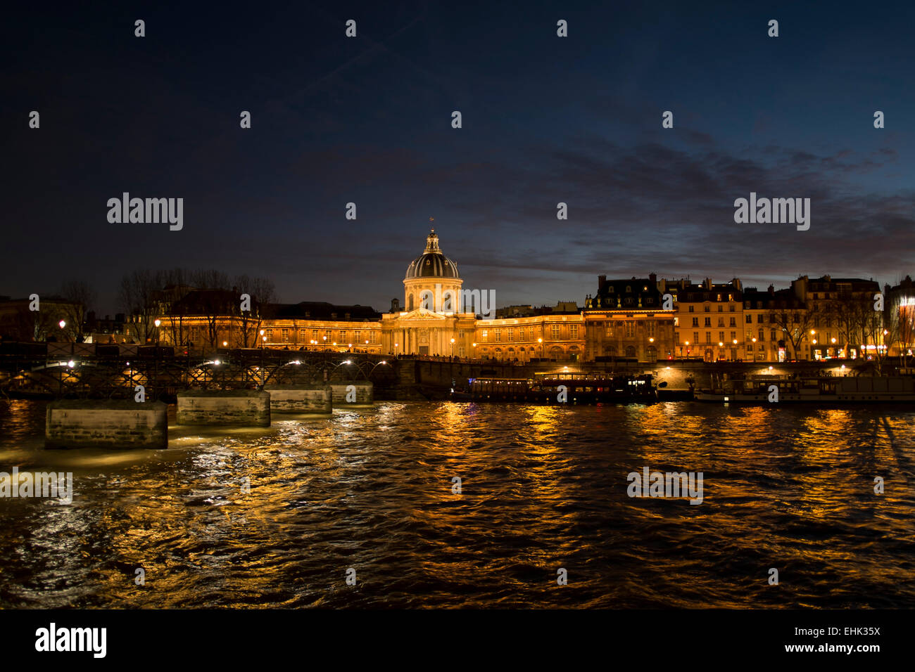 Der Seine und der Academie Francaise in Paris bei Nacht im winter Stockfoto