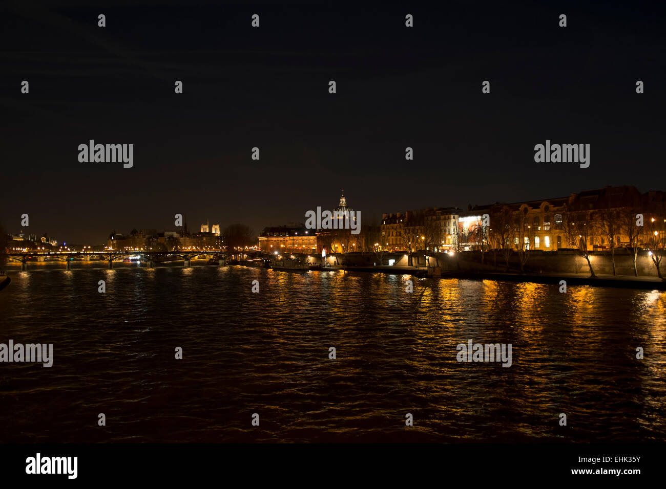 Die Seine in Paris bei Nacht im Winter, mit Blick auf Rive Gauche Stockfoto