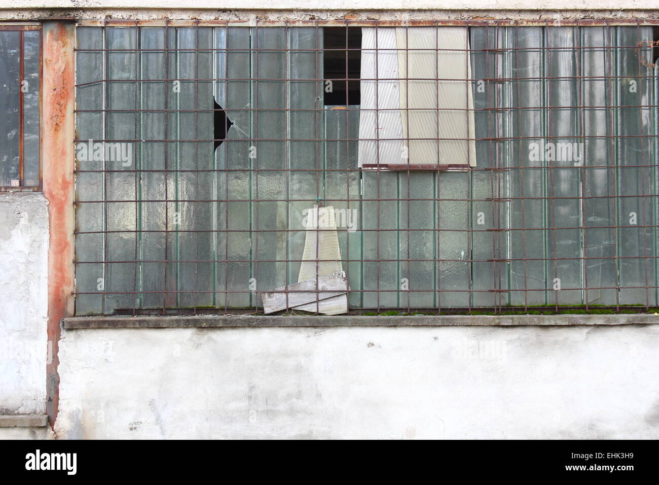 Detail an der Fassade verlassen der alten Industriegebäude Stockfoto