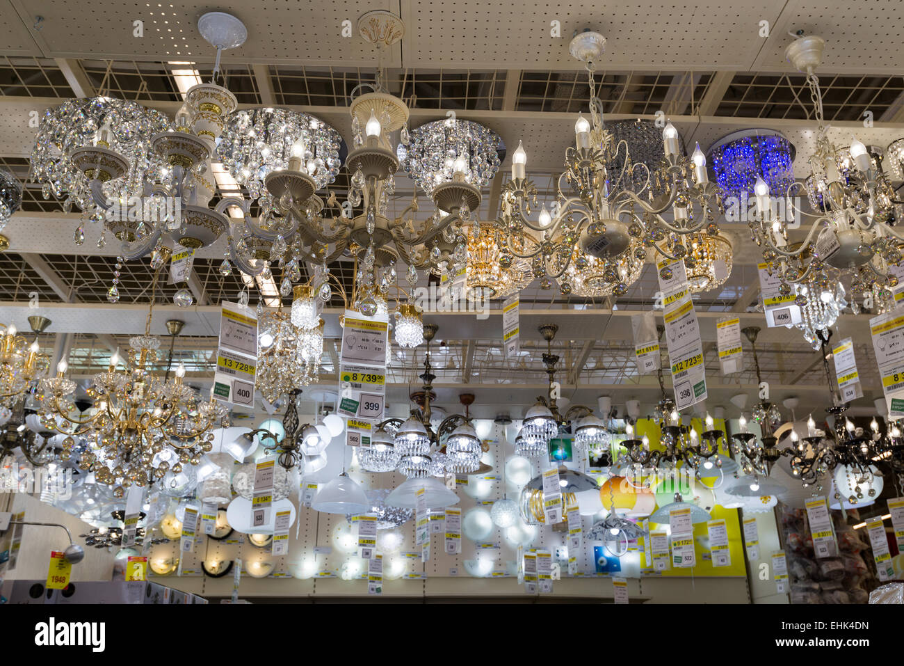 Viele schöne Kronleuchter Leuchten Shop Stockfoto