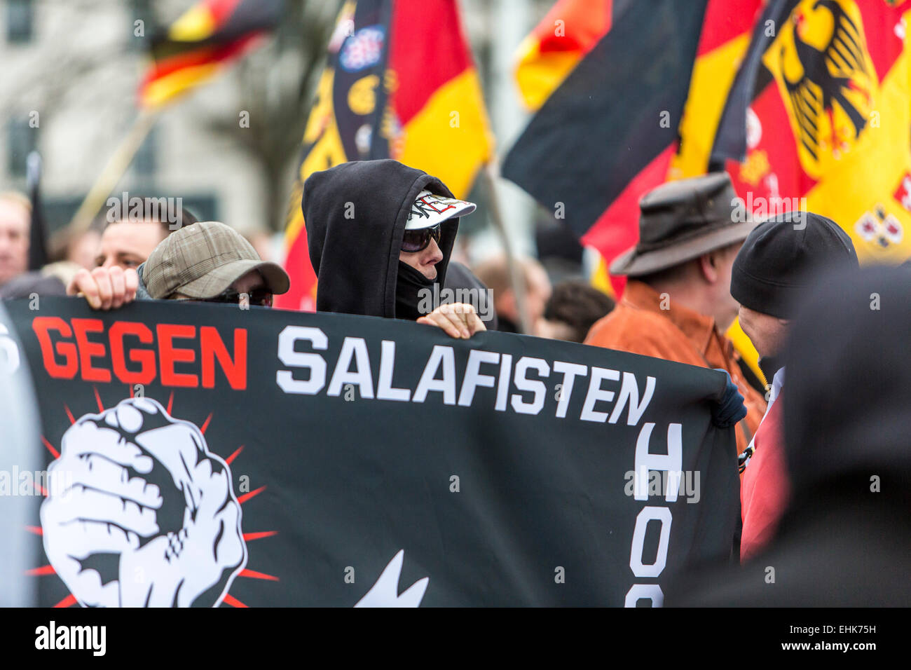 Demonstration der rechten PEGIDA Organisation, zusammen mit gewalttätigen Hooligans gegen ein Treffen der islamischen salafistischen Gruppen Stockfoto