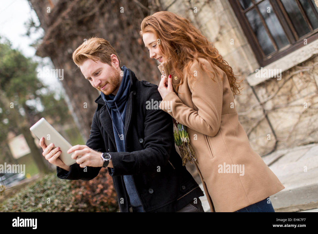 Junges Paar nehmen Foto mit tablet Stockfoto