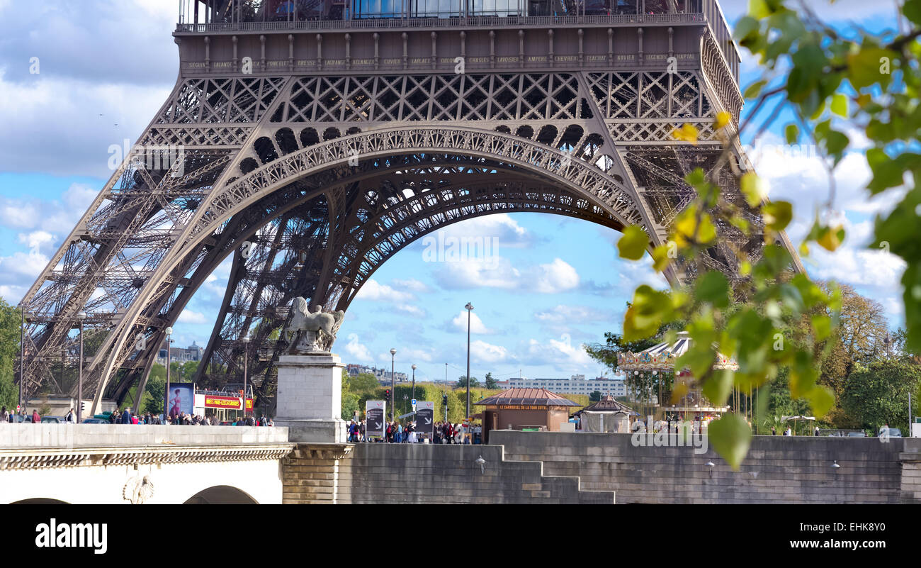 unteren Teil des Eiffelturms in Paris, Frankreich. Gesehen vom Trocadero Platz Stockfoto
