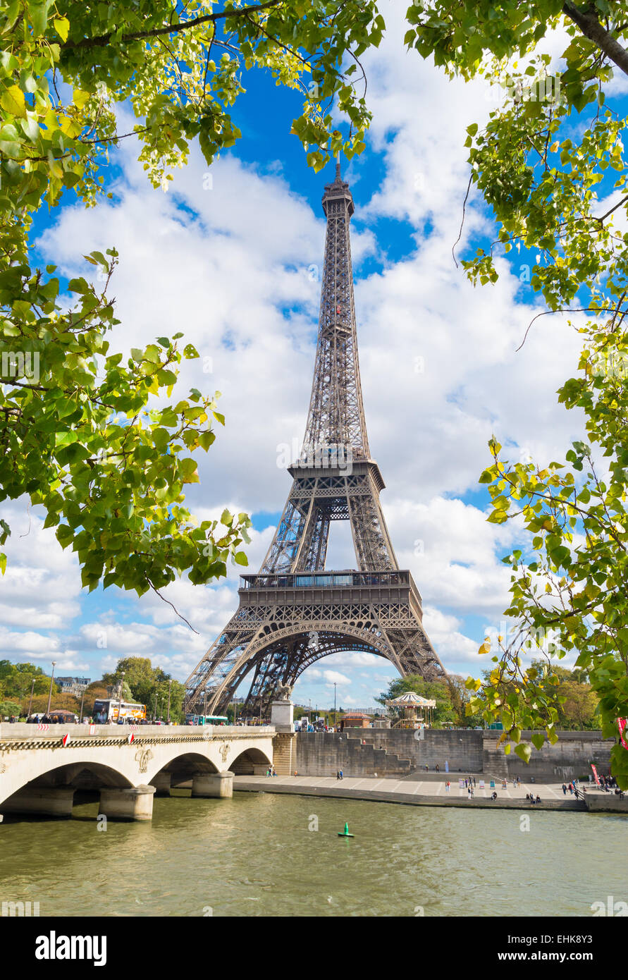 Der Eiffelturm in Paris, Frankreich. Gesehen von der anderen Seite des Flusses Seine Stockfoto