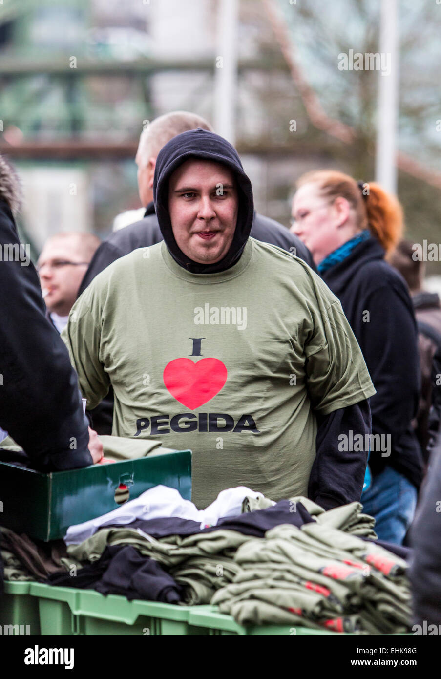 Demonstration der rechten PEGIDA Organisation, zusammen mit gewalttätigen Hooligans gegen ein Treffen der islamischen salafistischen Gruppen Stockfoto