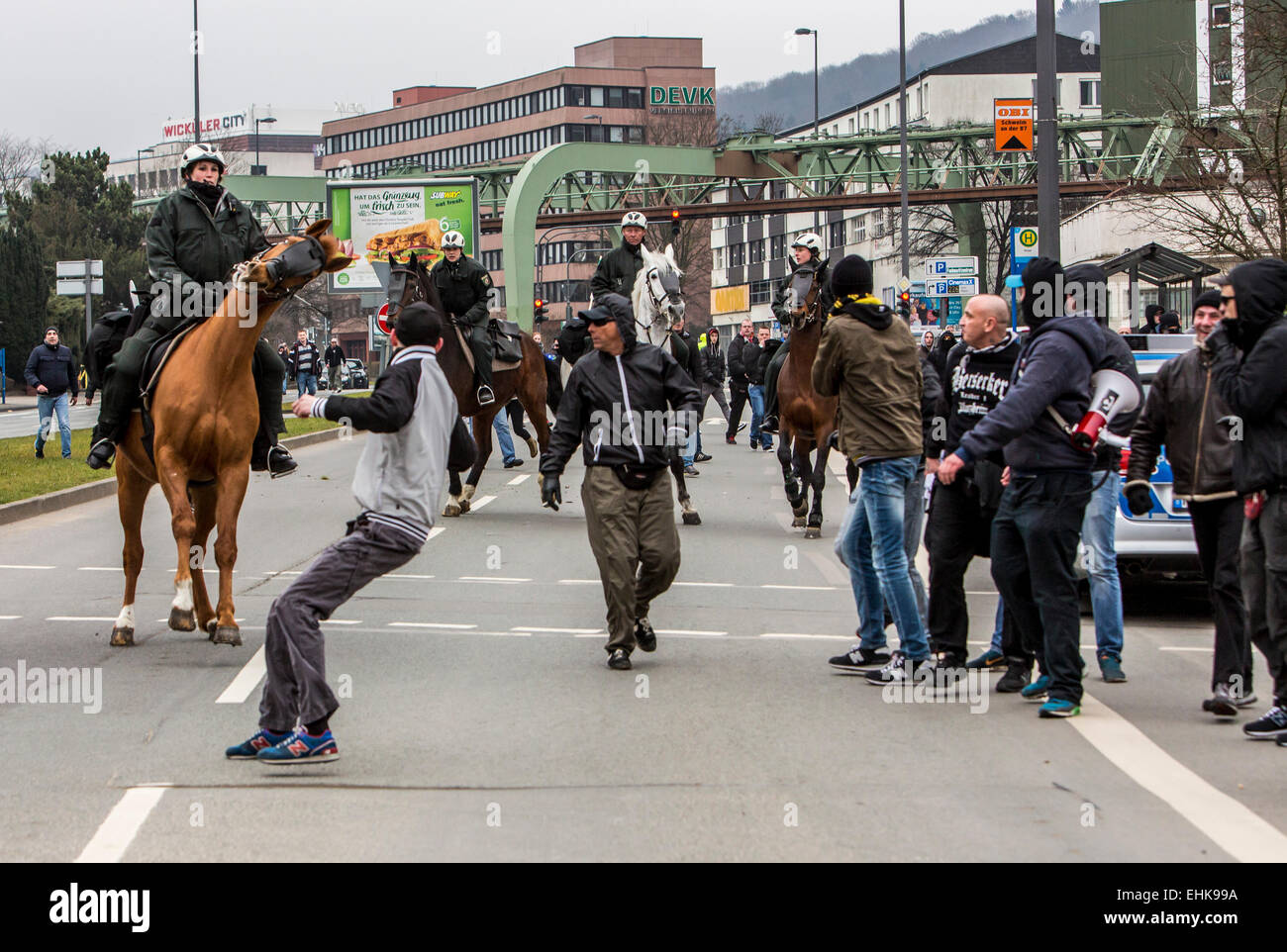 Demonstration der rechten PEGIDA Organisation, zusammen mit gewalttätigen Hooligans gegen ein Treffen der islamischen salafistischen Gruppen Stockfoto