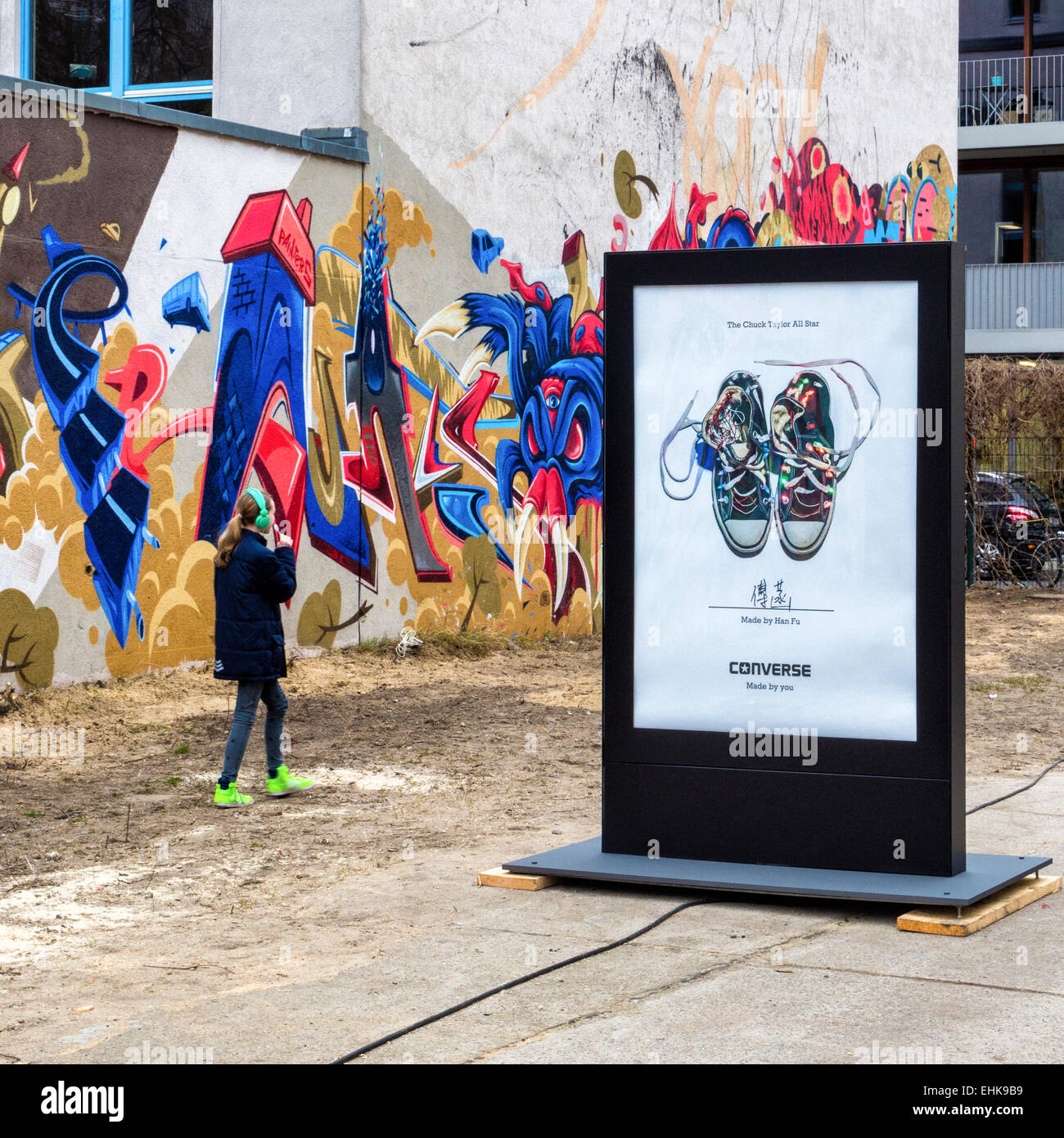 Berlin Converse Trainer Werbung, Chucks Schuhe "für Sie gemacht"-Kampagne,  Mädchen im grünen Trainer und graffiti Stockfotografie - Alamy