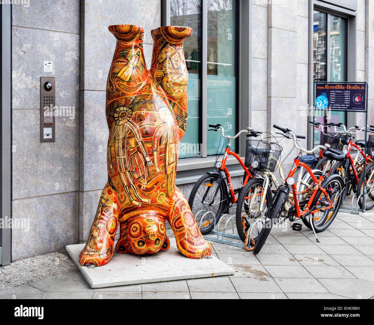 Buddy Bär - bunte lebensgroße Fiberglas Skulptur zunächst in Berlin gesehen außerhalb Geschäfte und Hotels, Deutschland entwickelt. Stockfoto
