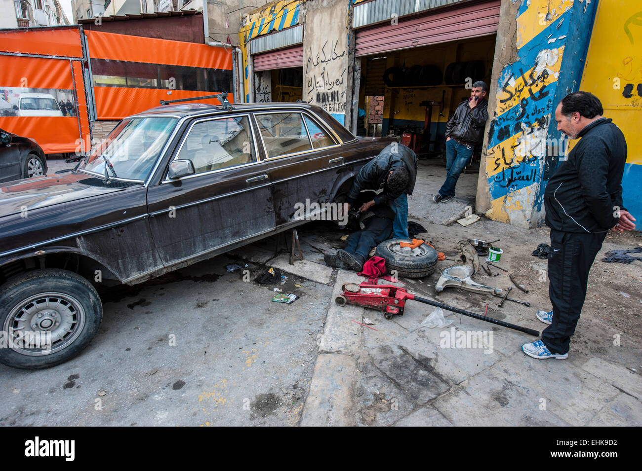 Zwei Männer ein Auto Radwechsel in Tunis, Tunesien. Stockfoto