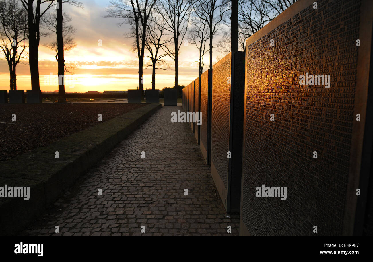 Im düsteren Garten von Langemark Soldatenfriedhof hält die Reste der 44.294 deutschen Toten von WW1. Stockfoto