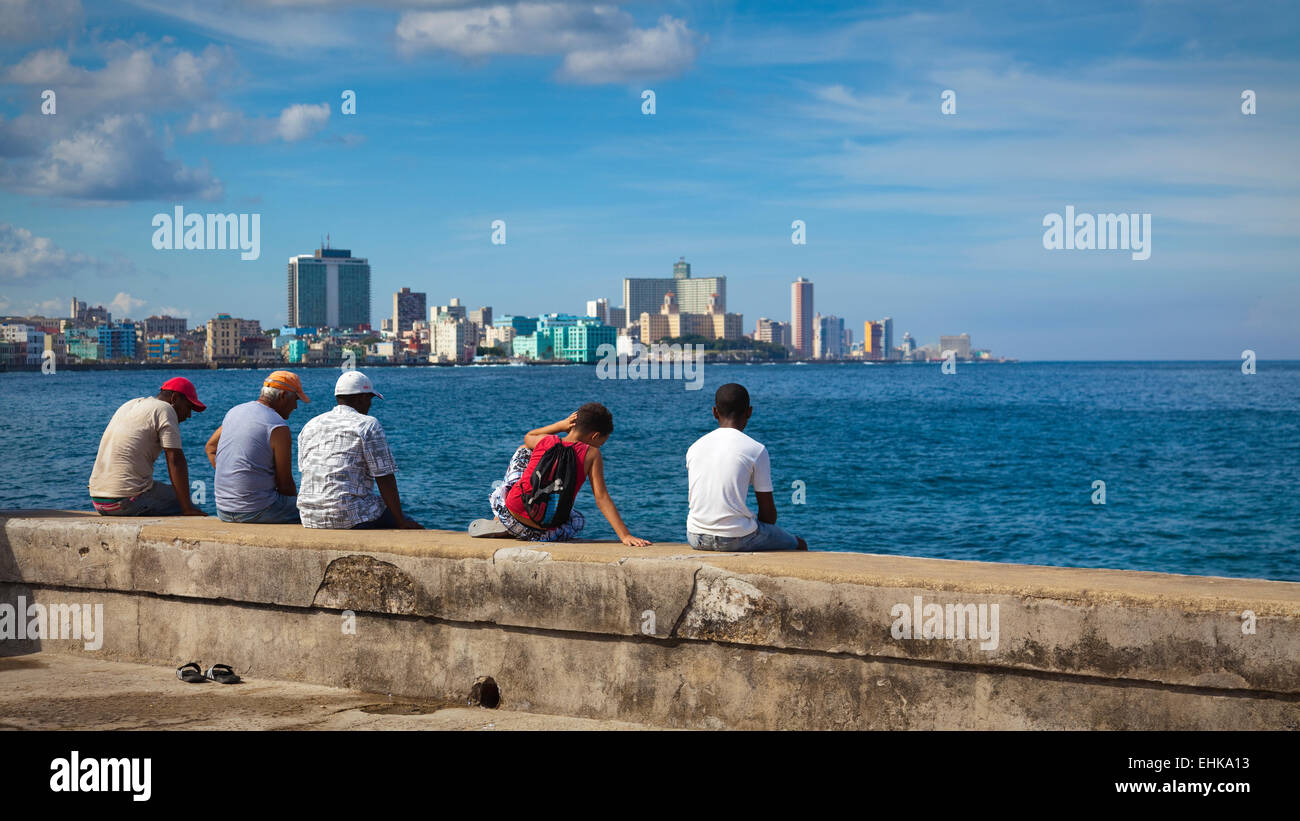 Kubaner sitzen auf dem Malecon, Havanna, Kuba Stockfoto
