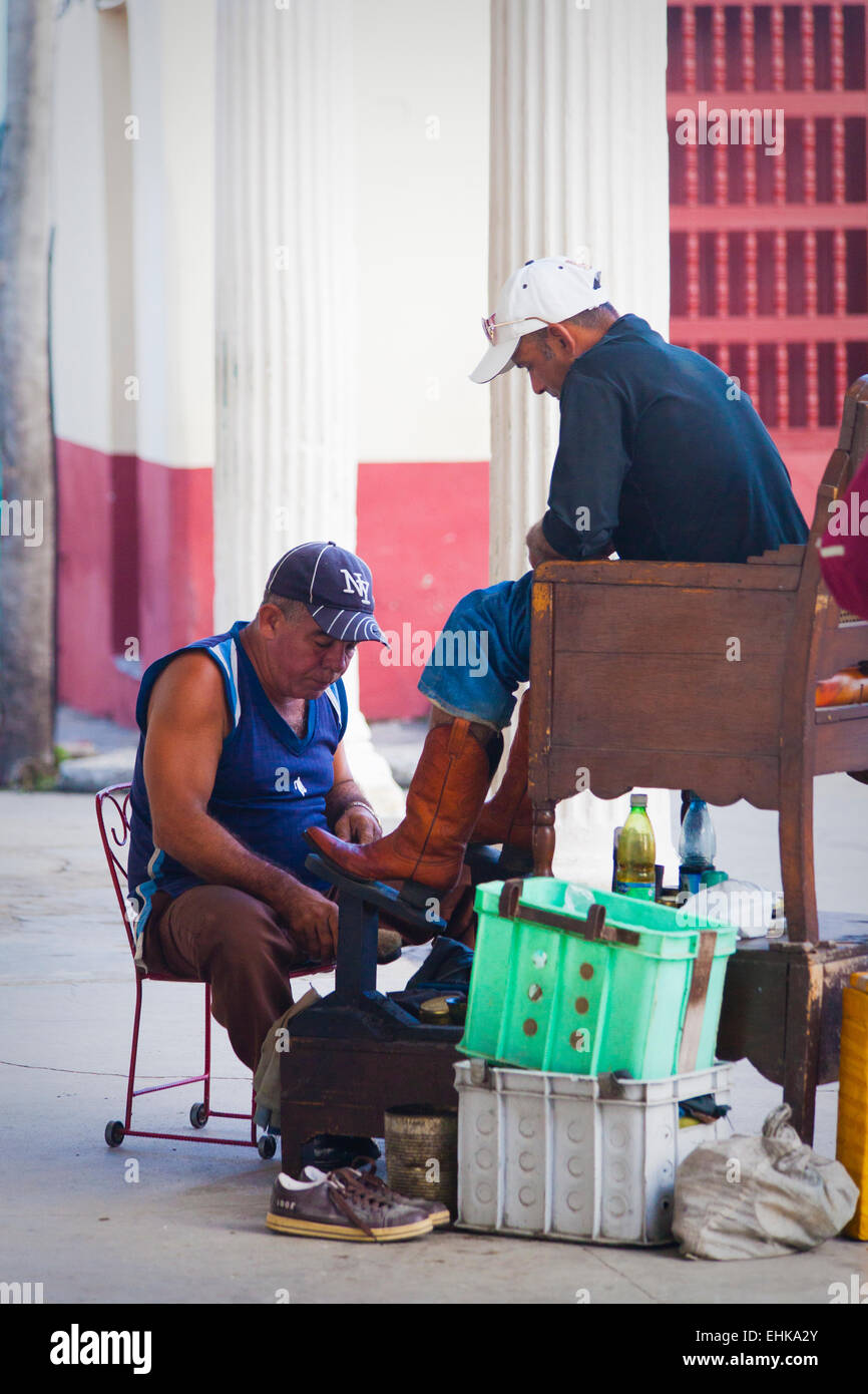 Ein Mensch strahlt Schuhe in Sancti Spíritus, Kuba Stockfoto