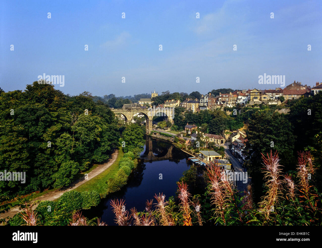 Schloss Garten Aussichtspunkt mit Blick auf Knaresborough Viadukt und Fluß Nidd, Knaresborough, North Yorkshire. UK Stockfoto