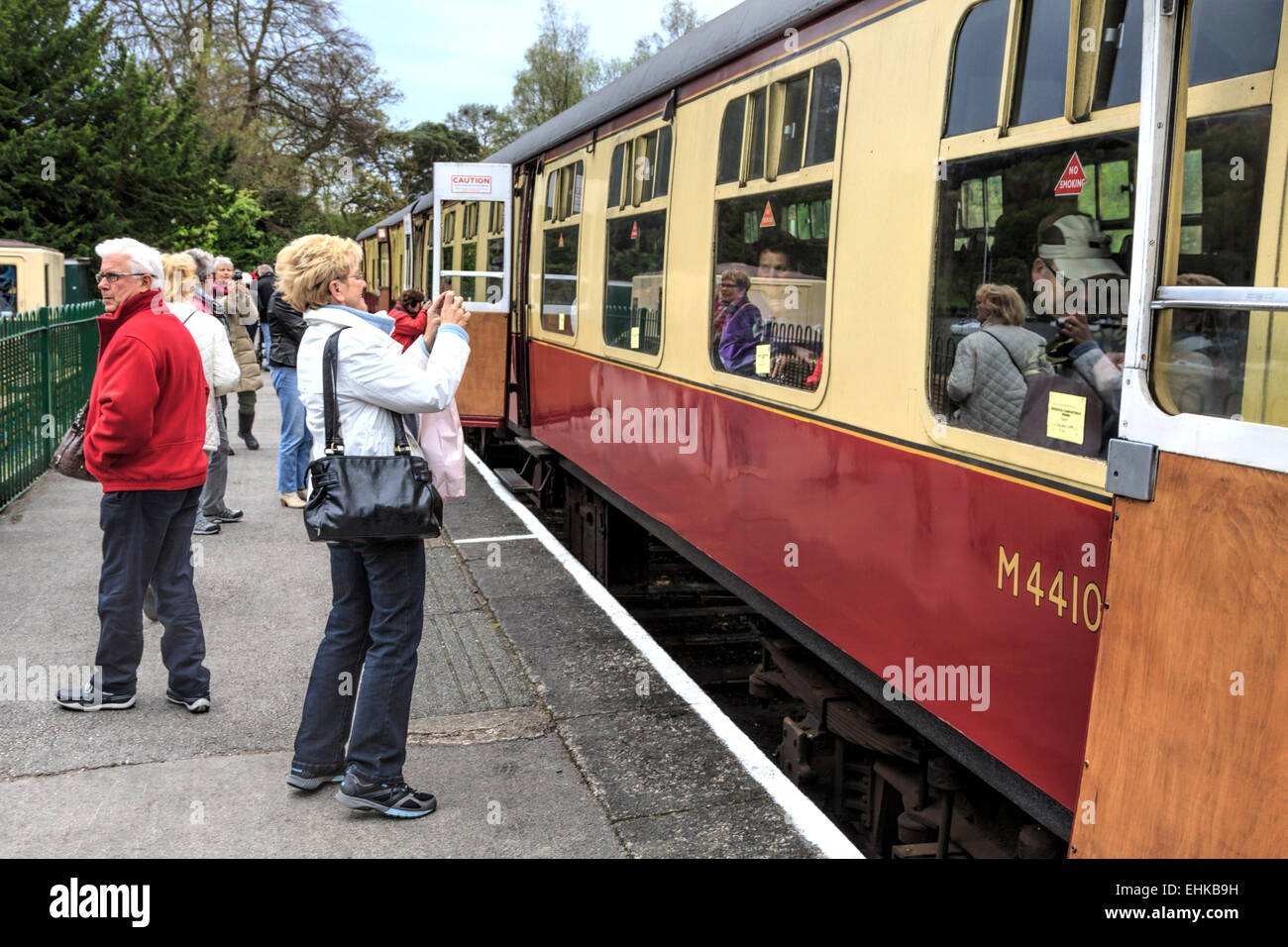 Touristen nehmen Fotos und bereit, an Bord der The Lakeside & Haverthwaite Steam Train, Cumbria, England, UK. Stockfoto