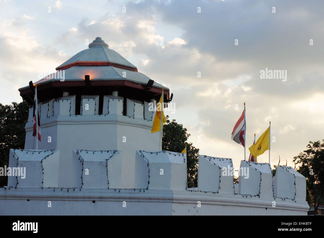 Weiße alte Thai-Stil-Festung in der Nähe von San Saep Kanal in Bangkok Stockfoto
