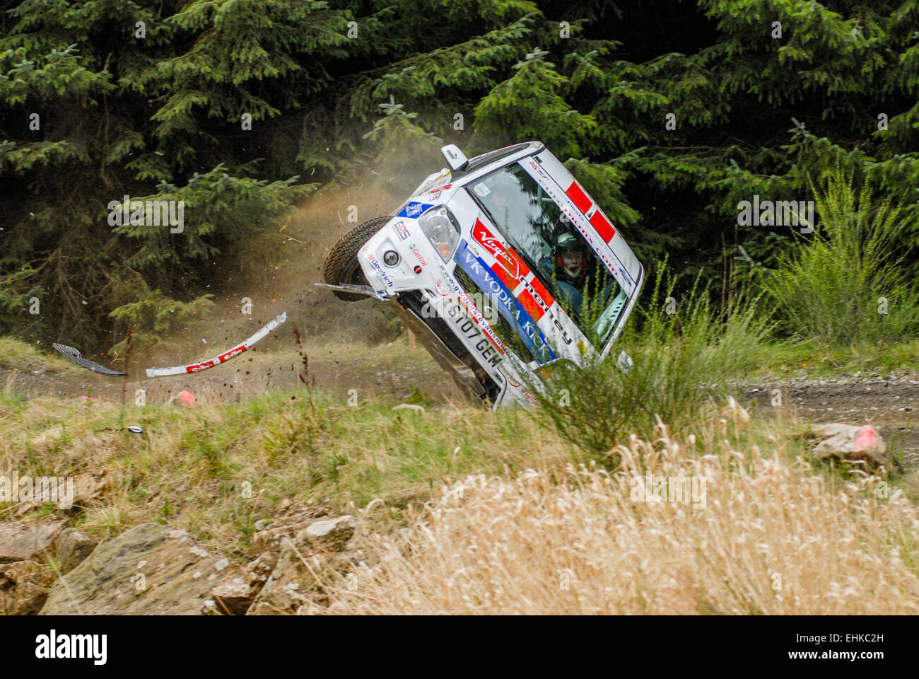 Elfyn Evans rollt seinen Ford Fiesta 2007 Pirelli internationale Rallye, das sind die einzigen Fotos des Vorfalls. Stockfoto