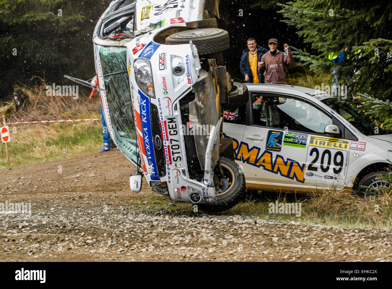 Elfyn Evans rollt seinen Ford Fiesta 2007 Pirelli internationale Rallye, das sind die einzigen Fotos des Vorfalls. Stockfoto